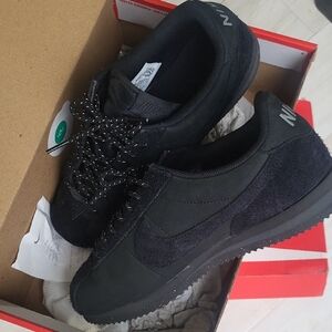 Nike Black Sneakers Modern Design Athletic Casual